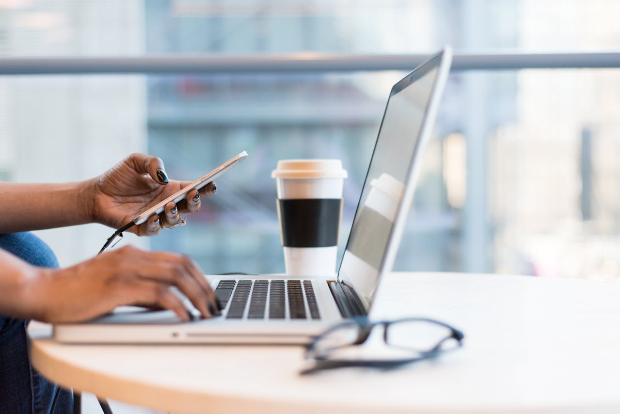 Laptop Schreibtisch Büro Für Gesundheitsthemen in Google ranken Warum so schwer