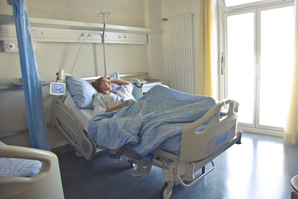 Frau liegt im Krankenhaus Bestes Krankenhaus in Hurghada Empfehlungen für medizinische Versorgung in Ägypten